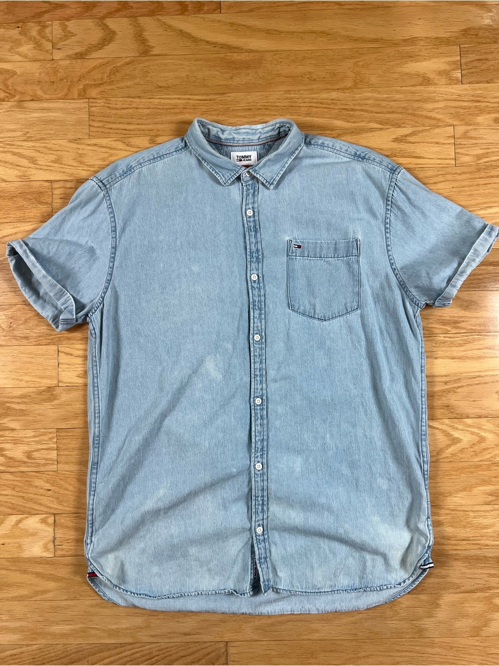 Tommy Jeans Men’s Light Wash Cuffed Short Sleeve Denim Button Down Shirt